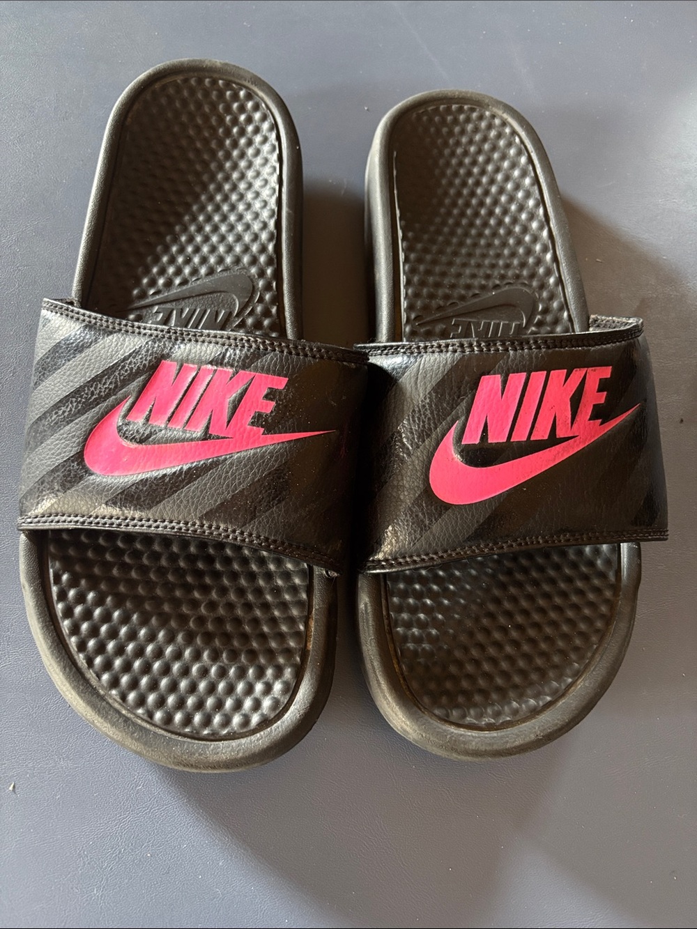 Nike Benassi Black Slide Sandals with Hot Pink Swoosh size 11